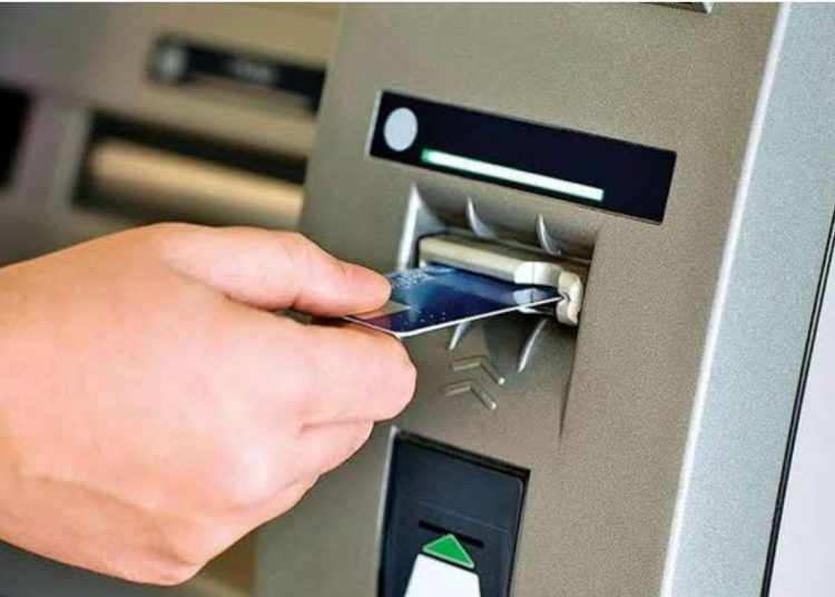 এতিয়াৰে পৰা আৰু এটিএমৰ পৰা টকা উলিয়াবলৈ নালাগে কার্ড! 1 এতিয়াৰে পৰা আৰু এটিএমৰ পৰা টকা উলিয়াবলৈ নালাগে কার্ড!