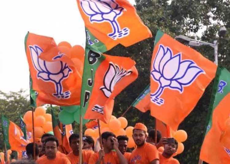 উত্তৰ প্রদেশত একে পৰিয়ালৰে ৫ জনৰ ৰহস্যজনক মৃত্যু, বিজেপি চৰকাৰৰ দিশে আঙুলি বিৰোধীৰ 1 উত্তৰ প্রদেশত একে পৰিয়ালৰে ৫ জনৰ ৰহস্যজনক মৃত্যু, বিজেপি চৰকাৰৰ দিশে আঙুলি বিৰোধীৰ