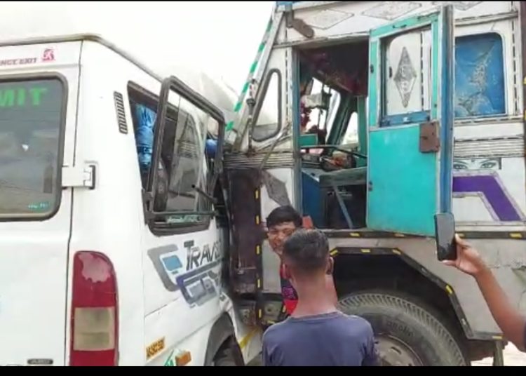 প্ৰধানমন্ত্ৰীৰ জনসভালৈ যোৱা এখন যাত্ৰীবাহী ট্ৰেভেলাৰ দুৰ্ঘটনাত পতিতঃ