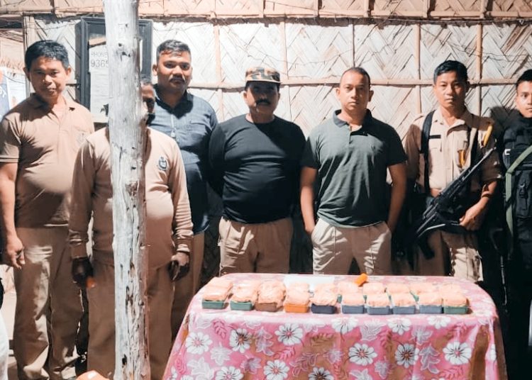 লাহৰিজানত যাত্ৰীবাহী বাছৰ পৰা বুজন পৰিমানৰ সন্দেহযুক্ত হেৰ'ইন জব্দঃ আটক এজন 1 লাহৰিজানত যাত্ৰীবাহী বাছৰ পৰা বুজন পৰিমানৰ সন্দেহযুক্ত হেৰ’ইন জব্দঃ আটক এজন