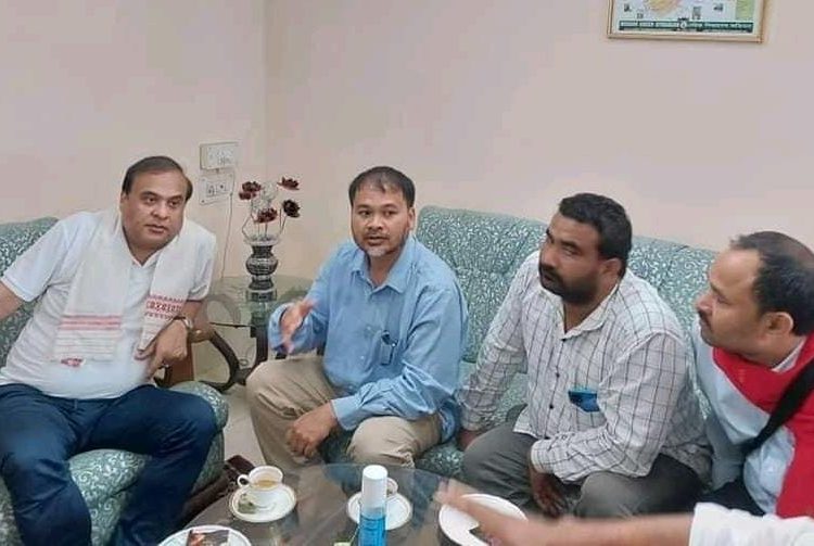 শিৱসাগৰত মুখ্যমন্ত্ৰী হিমন্ত বিশ্ব শৰ্মাক সাক্ষাৎ অখিল গগৈসহ ৰাইজৰ দলৰ প্ৰতিনিধিৰ 1 শিৱসাগৰত মুখ্যমন্ত্ৰী হিমন্ত বিশ্ব শৰ্মাক সাক্ষাৎ অখিল গগৈসহ ৰাইজৰ দলৰ প্ৰতিনিধিৰ