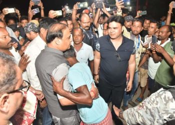 মৰিগাঁৱৰ বানাক্ৰান্ত অঞ্চলত দেখা গ'ল মুখ্যমন্ত্ৰী হিমন্ত বিশ্ব শৰ্মাৰ এক ব্যতিক্ৰমী ছবি 10 মৰিগাঁৱৰ বানাক্ৰান্ত অঞ্চলত দেখা গ’ল মুখ্যমন্ত্ৰী হিমন্ত বিশ্ব শৰ্মাৰ এক ব্যতিক্ৰমী ছবি