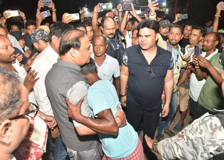 মৰিগাঁৱৰ বানাক্ৰান্ত অঞ্চলত দেখা গ'ল মুখ্যমন্ত্ৰী হিমন্ত বিশ্ব শৰ্মাৰ এক ব্যতিক্ৰমী ছবি 1 মৰিগাঁৱৰ বানাক্ৰান্ত অঞ্চলত দেখা গ’ল মুখ্যমন্ত্ৰী হিমন্ত বিশ্ব শৰ্মাৰ এক ব্যতিক্ৰমী ছবি