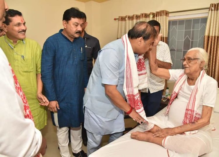 বৰপেটাৰ বান পৰিস্থিতি পৰ্যবেক্ষণ কৰি বুঢ়া সত্ৰীয়া বশিষ্ঠদেৱ শৰ্মাৰ আশিস গ্ৰহণ মুখ্যমন্ত্ৰী হিমন্ত বিশ্ব শৰ্মাৰঃ 1 বৰপেটাৰ বান পৰিস্থিতি পৰ্যবেক্ষণ কৰি বুঢ়া সত্ৰীয়া বশিষ্ঠদেৱ শৰ্মাৰ আশিস গ্ৰহণ মুখ্যমন্ত্ৰী হিমন্ত বিশ্ব শৰ্মাৰঃ