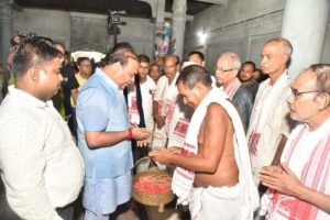 বৰপেটাৰ বান পৰিস্থিতি পৰ্যবেক্ষণ কৰি বুঢ়া সত্ৰীয়া বশিষ্ঠদেৱ শৰ্মাৰ আশিস গ্ৰহণ মুখ্যমন্ত্ৰী হিমন্ত বিশ্ব শৰ্মাৰঃ 5 IMG 20220628 WA0025 | ASSAM TIMES POST