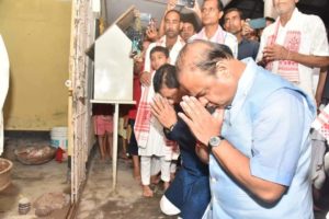বৰপেটাৰ বান পৰিস্থিতি পৰ্যবেক্ষণ কৰি বুঢ়া সত্ৰীয়া বশিষ্ঠদেৱ শৰ্মাৰ আশিস গ্ৰহণ মুখ্যমন্ত্ৰী হিমন্ত বিশ্ব শৰ্মাৰঃ 3 IMG 20220628 WA0026 | ASSAM TIMES POST