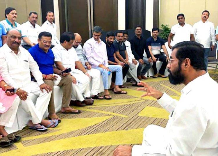 চুৰাট, গুৱাহাটী ৰেডিছন ব্লুৰ পৰা গোৱাৰ সমুদ্র তীৰ! মহাৰাষ্ট্ৰৰ চৰকাৰ বগৰাবলৈ ভাৰত ভ্রমণত বিদ্রোহী বিধায়ক 1 চুৰাট, গুৱাহাটী ৰেডিছন ব্লুৰ পৰা গোৱাৰ সমুদ্র তীৰ! মহাৰাষ্ট্ৰৰ চৰকাৰ বগৰাবলৈ ভাৰত ভ্রমণত বিদ্রোহী বিধায়ক