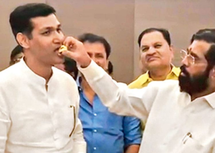 শুকুৰবাৰে মহাৰাষ্ট্ৰৰ নতুন চৰকাৰৰ শপত গ্ৰহণ! বিদ্রোহী শিৱসেনা বিধায়কক এতিয়াই উভতি নাহিবলৈ নিৰ্দেশ মহাৰাষ্ট্র বিজেপিৰ 1 শুকুৰবাৰে মহাৰাষ্ট্ৰৰ নতুন চৰকাৰৰ শপত গ্ৰহণ! বিদ্রোহী শিৱসেনা বিধায়কক এতিয়াই উভতি নাহিবলৈ নিৰ্দেশ মহাৰাষ্ট্র বিজেপিৰ