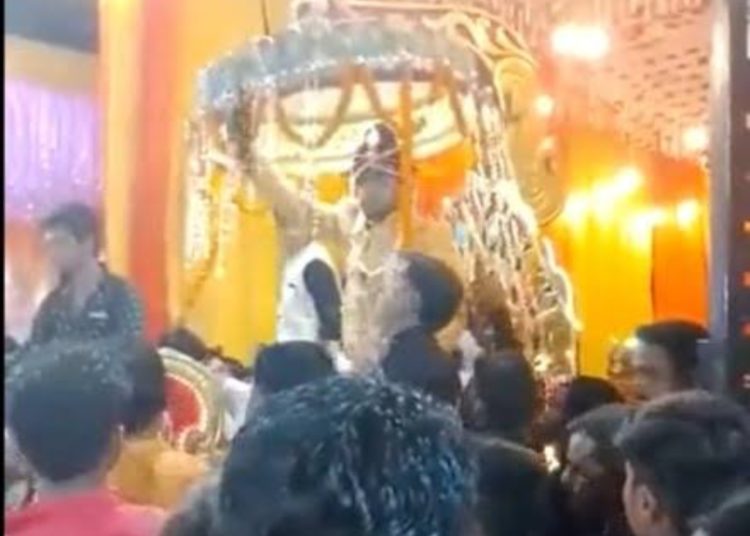 বন্ধুৰ পৰা বন্দুক লৈ উল্লাসত মতলীয়া দৰা : পিছে দৰাৰ গুলীতে মৃত্যু বন্ধুৰ! 1 বন্ধুৰ পৰা বন্দুক লৈ উল্লাসত মতলীয়া দৰা : পিছে দৰাৰ গুলীতে মৃত্যু বন্ধুৰ!