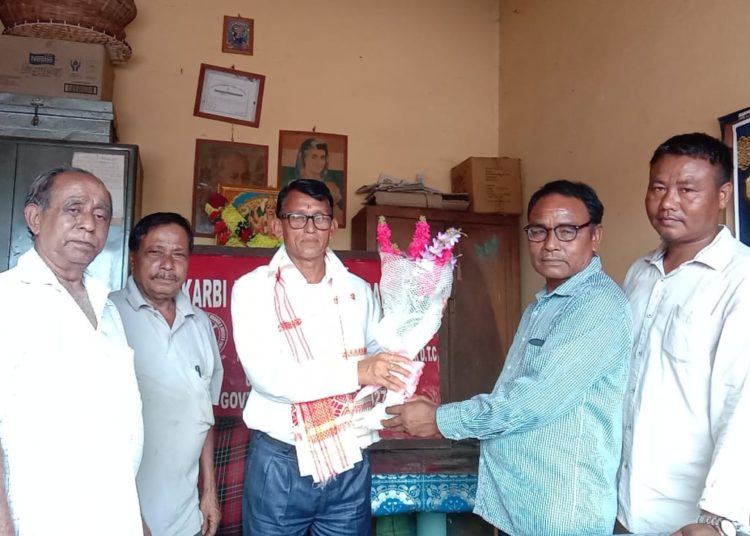 কাৰবি আংলং স্বায়ত্তশাসিত পৰিষদৰ মনোনীত সদস্য কৃষ্ণ ভট্টৰায়ক মটৰ পৰিবহন চালক আৰু শ্ৰমিক সংগঠনৰ সম্বৰ্ধনা: 1 কাৰবি আংলং স্বায়ত্তশাসিত পৰিষদৰ মনোনীত সদস্য কৃষ্ণ ভট্টৰায়ক মটৰ পৰিবহন চালক আৰু শ্ৰমিক সংগঠনৰ সম্বৰ্ধনা: