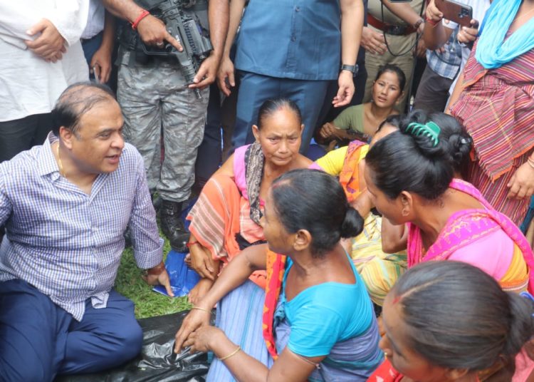 আজি বান পৰিস্থিতি পৰিদৰ্শন কৰিবলৈ চিৰাঙত উপস্থিত ৰাজ্যৰ মুখ্যমন্ত্ৰী ড° হিমন্ত বিশ্ব শৰ্মা 1 আজি বান পৰিস্থিতি পৰিদৰ্শন কৰিবলৈ চিৰাঙত উপস্থিত ৰাজ্যৰ মুখ্যমন্ত্ৰী ড° হিমন্ত বিশ্ব শৰ্মা