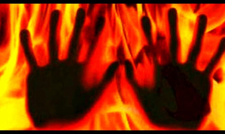 মহাৰাষ্ট্ৰ বিধানসভাৰ সন্মুখত গাত জুই লগাই আত্মহত্যাৰ চেষ্টা! 1 মহাৰাষ্ট্ৰ বিধানসভাৰ সন্মুখত গাত জুই লগাই আত্মহত্যাৰ চেষ্টা!