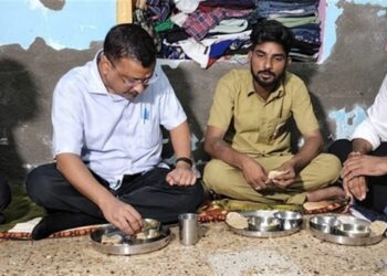 গুজৰাট বিধানসভা নিৰ্বাচন : আহমেদাবাদৰ অটোচালকৰ ঘৰত নৈশ আহাৰ গ্ৰহণ অৰবিন্দ কেজৰিৱালৰ