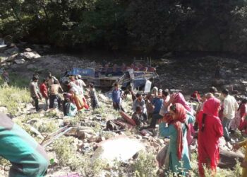 জম্মু-কাশ্মীৰত নিয়ন্ত্ৰণ হেৰুৱাই গভীৰ খাৱৈত পৰিল বাছ! কমেও ৭জনৰ মৃত্যু