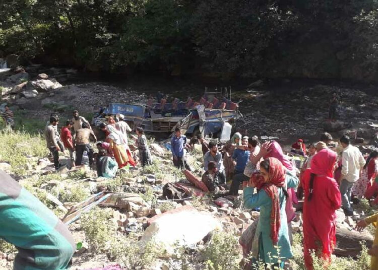 জম্মু-কাশ্মীৰত নিয়ন্ত্ৰণ হেৰুৱাই গভীৰ খাৱৈত পৰিল বাছ! কমেও ৭জনৰ মৃত্যু 1 জম্মু-কাশ্মীৰত নিয়ন্ত্ৰণ হেৰুৱাই গভীৰ খাৱৈত পৰিল বাছ! কমেও ৭জনৰ মৃত্যু