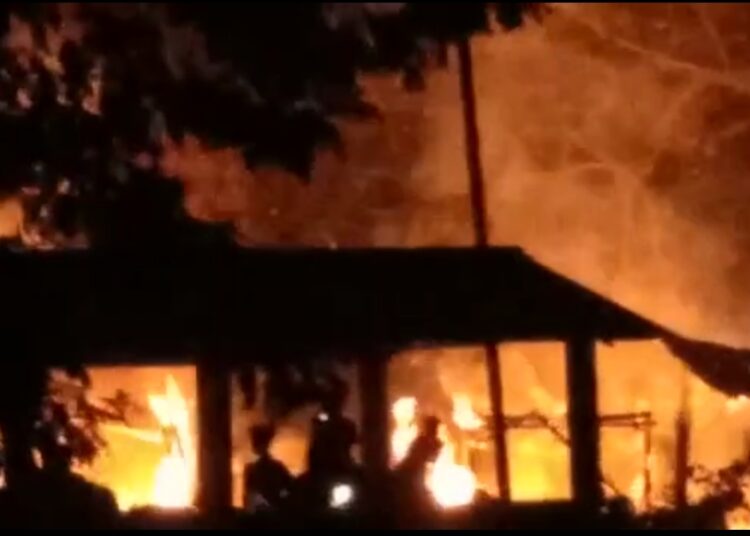পশ্চিম কাৰ্বি আংলঙৰ টুম্প্ৰেঙত ভয়াবহ অগ্নিকাণ্ড: 1 পশ্চিম কাৰ্বি আংলঙৰ টুম্প্ৰেঙত ভয়াবহ অগ্নিকাণ্ড:
