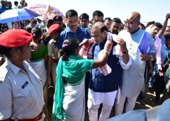 মাইজানত সৃষ্টি হোৱা ভয়াৱহ গৰাখহনীয়াৰ বুজ ল'লে মুখ্যমন্ত্ৰী ড° হিমন্ত বিশ্ব শৰ্মাইঃ 7 মাইজানত সৃষ্টি হোৱা ভয়াৱহ গৰাখহনীয়াৰ বুজ ল’লে মুখ্যমন্ত্ৰী ড° হিমন্ত বিশ্ব শৰ্মাইঃ