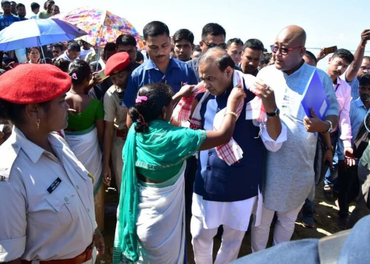 মাইজানত সৃষ্টি হোৱা ভয়াৱহ গৰাখহনীয়াৰ বুজ ল'লে মুখ্যমন্ত্ৰী ড° হিমন্ত বিশ্ব শৰ্মাইঃ 1 মাইজানত সৃষ্টি হোৱা ভয়াৱহ গৰাখহনীয়াৰ বুজ ল’লে মুখ্যমন্ত্ৰী ড° হিমন্ত বিশ্ব শৰ্মাইঃ