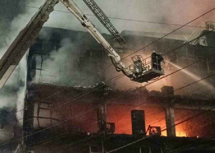 দিল্লীৰ জোতা কাৰখানাত ভয়ংকৰ অগ্নিকাণ্ড, ২ জনৰ মৃত্যু 1 দিল্লীৰ জোতা কাৰখানাত ভয়ংকৰ অগ্নিকাণ্ড, ২ জনৰ মৃত্যু