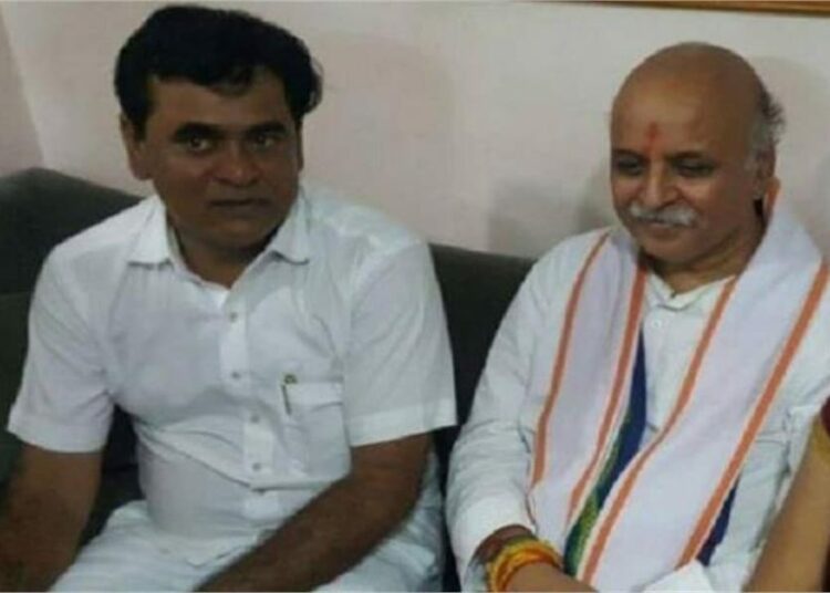 গুজৰাটত কংগ্রেছৰ প্রার্থী বিশ্ব হিন্দু পৰিষদৰ প্রবীণ তোগাড়িয়াৰ ভাতৃ 1 গুজৰাটত কংগ্রেছৰ প্রার্থী বিশ্ব হিন্দু পৰিষদৰ প্রবীণ তোগাড়িয়াৰ ভাতৃ