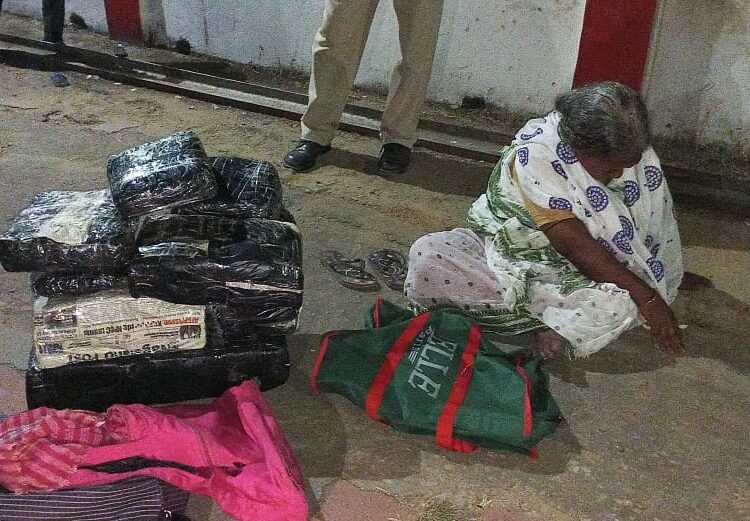 ডিফু ৰেল ষ্টেচনত আৰক্ষীৰ অভিযানত বৃহৎ পৰিমাণৰ গাঞ্জা উদ্ধাৰ: 1 ডিফু ৰেল ষ্টেচনত আৰক্ষীৰ অভিযানত বৃহৎ পৰিমাণৰ গাঞ্জা উদ্ধাৰ: