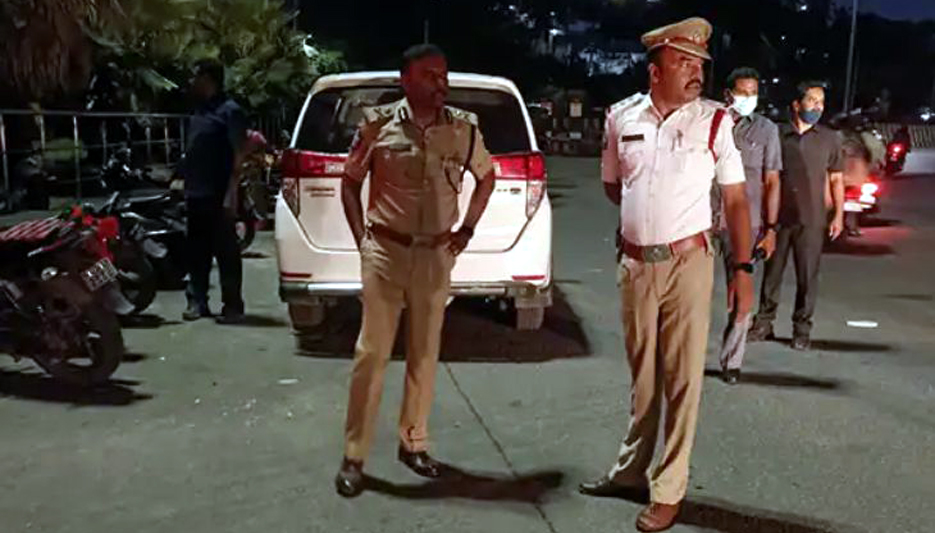 বিশাখাপত্তনমত চাঞ্চল্যকৰ ঘটনা : এবছৰ ধৰি পৰি থকা ভাড়াতীয়াৰ মৃতদেহৰ অংশ উদ্ধাৰ 3 বিশাখাপত্তনম ভাড়াতীয়াৰ মৃতদেহৰ অংশ উদ্ধাৰ