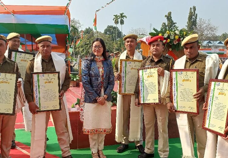 ডিফুৰ গণৰাজ্য দিৱসৰ কাৰ্যসূচীত পাৰদৰ্শিতাৰ বাবে কাৰবি আংলঙৰ ১০ জনকৈ আৰক্ষী আৰু হোমগাৰ্ড জোৱানক সম্বৰ্ধনা জিলা প্ৰশাসনৰ: 1 ডিফুৰ গণৰাজ্য দিৱসৰ কাৰ্যসূচীত পাৰদৰ্শিতাৰ বাবে কাৰবি আংলঙৰ ১০ জনকৈ আৰক্ষী আৰু হোমগাৰ্ড জোৱানক সম্বৰ্ধনা জিলা প্ৰশাসনৰ: