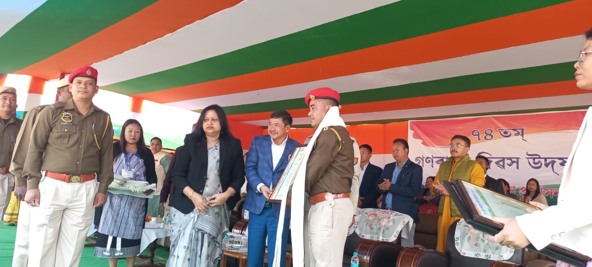 ডিফুৰ গণৰাজ্য দিৱসৰ কাৰ্যসূচীত পাৰদৰ্শিতাৰ বাবে কাৰবি আংলঙৰ ১০ জনকৈ আৰক্ষী আৰু হোমগাৰ্ড জোৱানক সম্বৰ্ধনা জিলা প্ৰশাসনৰ: 3 গণৰাজ্য দিৱস
