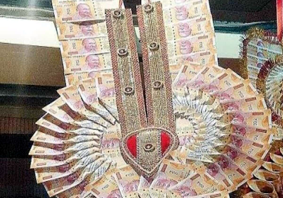 One lakh note garlands I লাখ টকীয়া নোটৰ মালা পিন্ধি বিয়া পাতিবলৈ ওলাইছিল, কাঢ়ি লৈ পলাল চোৰ 3 garlands