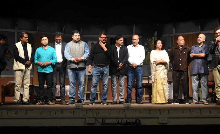 Nagaon I নগাঁৱত দৰ্শকক মুহিলে আমি ৭৯'ৰ 'আপোন মানুহ' নাটকে 1 Nagaon I নগাঁৱত দৰ্শকক মুহিলে আমি ৭৯’ৰ ‘আপোন মানুহ’ নাটকে