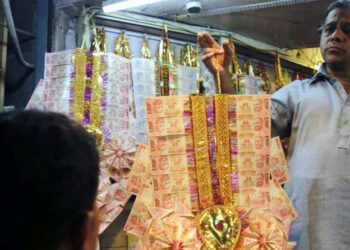One lakh note garlands I লাখ টকীয়া নোটৰ মালা পিন্ধি বিয়া পাতিবলৈ ওলাইছিল, কাঢ়ি লৈ পলাল চোৰ 6 One lakh note garlands I লাখ টকীয়া নোটৰ মালা পিন্ধি বিয়া পাতিবলৈ ওলাইছিল, কাঢ়ি লৈ পলাল চোৰ