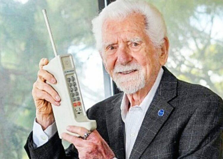 Martin Cooper I মই ভবা নাছিলো এনেকুৱা হ'ব! মোবাইল ফোন আৱিষ্কাৰকৰ ক্ষোভ 1 Martin Cooper I মই ভবা নাছিলো এনেকুৱা হ’ব! মোবাইল ফোন আৱিষ্কাৰকৰ ক্ষোভ