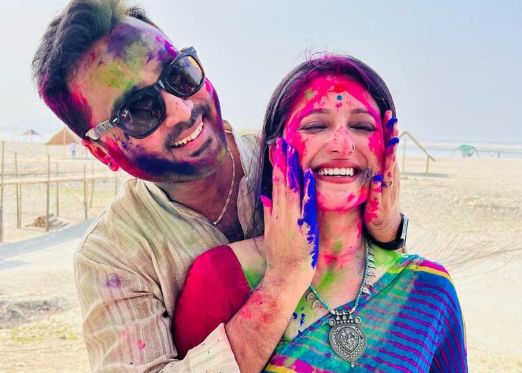 Holi Celebration I আহক চাও অসমীয়া মনোৰঞ্জন ক্ষেত্ৰৰ চিলেব্ৰেটী সকলে কেনেদৰে উদযাপন কৰিলে এই ৰঙৰ উৎসৱঃ 1 Holi Celebration I আহক চাও অসমীয়া মনোৰঞ্জন ক্ষেত্ৰৰ চিলেব্ৰেটী সকলে কেনেদৰে উদযাপন কৰিলে এই ৰঙৰ উৎসৱঃ