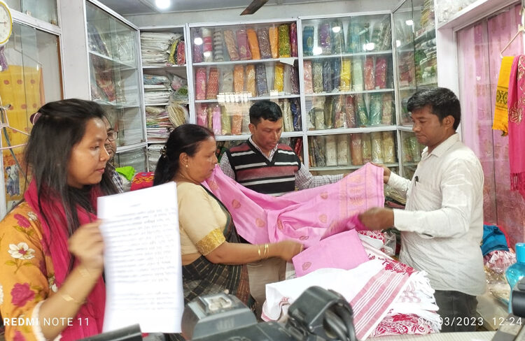 বিদ্যুৎচালিত উৎপাদিত গামোচা, মেখেলা চাদৰ আদিৰ বিৰুদ্ধে বোকাখাত মহকুমা প্ৰশাসনৰ অভিযান 1 বিদ্যুৎচালিত উৎপাদিত গামোচা, মেখেলা চাদৰ আদিৰ বিৰুদ্ধে বোকাখাত মহকুমা প্ৰশাসনৰ অভিযান