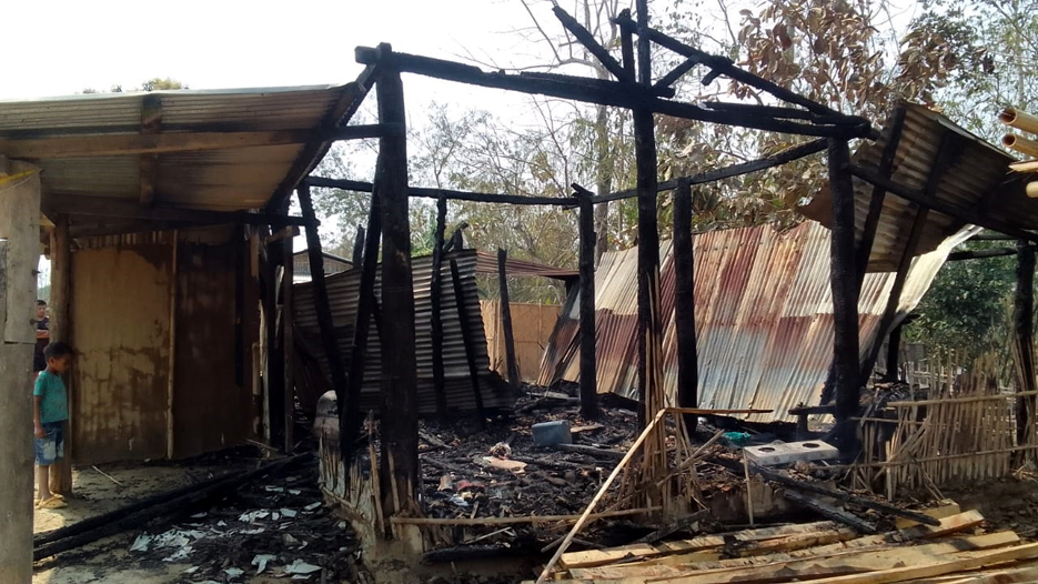 Fire I ডিলাইৰ মন তিমুঙ গাঁৱত অগ্নিকাণ্ড : নগদ ধনসহ সা-সম্পত্তি ভস্মীভূত 3 dillip2 1 | ASSAM TIMES POST