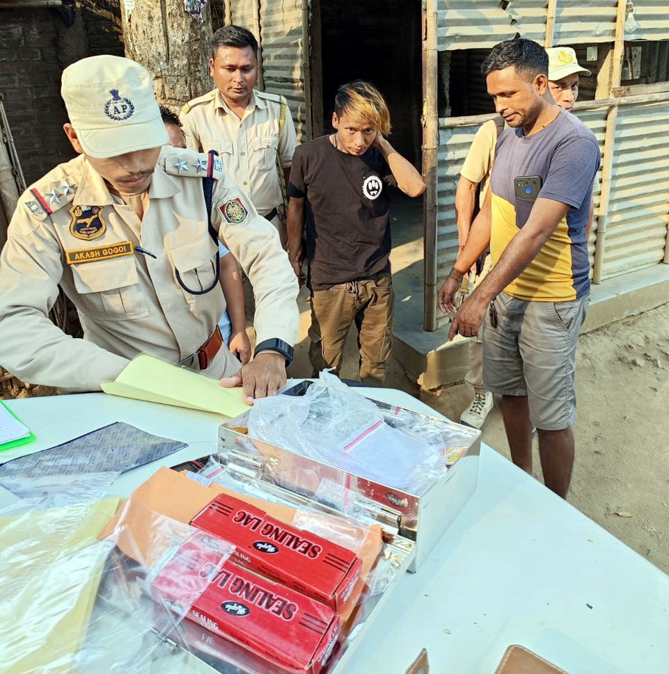 মাঞ্জাত আৰক্ষীৰ তালাচীত ছেমপ্লেক্স কেপচুলসহ আটক যুৱক 3 manja2 1 | ASSAM TIMES POST