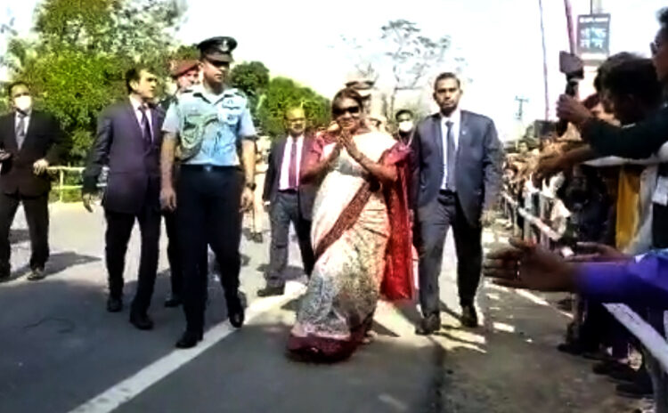President of India I বোকাখাতত ৰাষ্ট্ৰপতিক বিপুল আদৰণী : খোজকাঢ়ি স্পৰ্শ ছাত্ৰ-ছাত্ৰীৰ হাত 1 President of India I বোকাখাতত ৰাষ্ট্ৰপতিক বিপুল আদৰণী : খোজকাঢ়ি স্পৰ্শ ছাত্ৰ-ছাত্ৰীৰ হাত