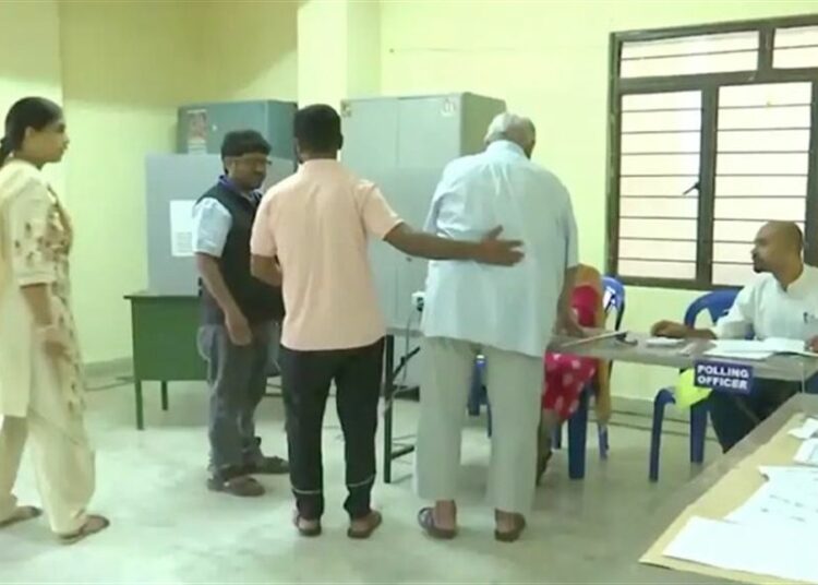 Karnataka Election | কৰ্ণাটক বিধানসভা নিৰ্বাচনৰ ভোটগ্ৰহণ, যুৱ প্ৰজন্মক ভোট দিবলৈ আহ্বান মোডীৰ 1 Karnataka Election | কৰ্ণাটক বিধানসভা নিৰ্বাচনৰ ভোটগ্ৰহণ, যুৱ প্ৰজন্মক ভোট দিবলৈ আহ্বান মোডীৰ