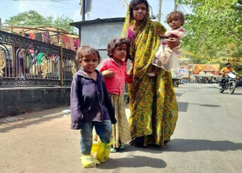 জোতা কিনিবলৈ টকা নাই, গৰম পথত খোজকাঢ়িবলৈ প্লাষ্টিকৰ মোনা পিন্ধালে মাতৃয়ে !
