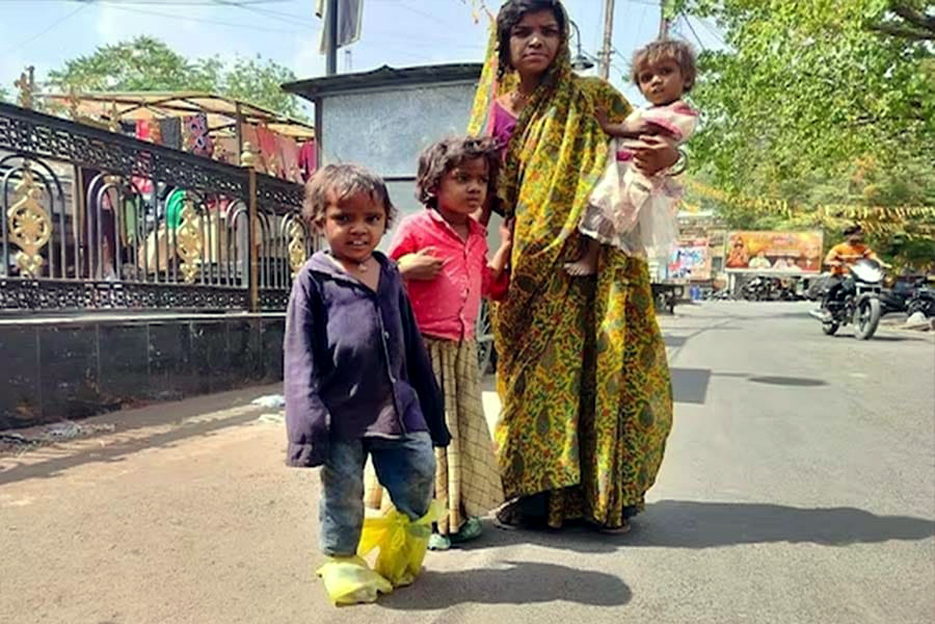 জোতা কিনিবলৈ টকা নাই, গৰম পথত খোজকাঢ়িবলৈ প্লাষ্টিকৰ মোনা পিন্ধালে মাতৃয়ে ! 3 PH1 1 | ASSAM TIMES POST