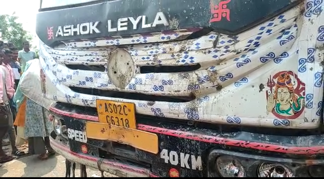 Nagaon Road Accident I নগাঁৱৰ তেলিয়াগাঁৱত দুৰ্ঘটনাঃ তীব্ৰবেগী ডাম্পাৰৰ দৌৰাত্মৰ ফলত প্ৰাণ গ'ল স্কুলমুখী শিক্ষকৰ- 3 Accident