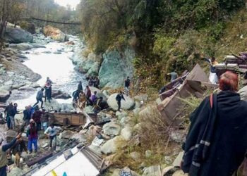 Kashmir Accident I কাশ্মীৰত ভয়ংকৰ দুৰ্ঘটনা, নিয়ন্ত্ৰণ হেৰুৱাই দ খাৱৈত গাড়ী বাগৰি নিহত ৬ 2 Kashmir Accident I কাশ্মীৰত ভয়ংকৰ দুৰ্ঘটনা, নিয়ন্ত্ৰণ হেৰুৱাই দ খাৱৈত গাড়ী বাগৰি নিহত ৬