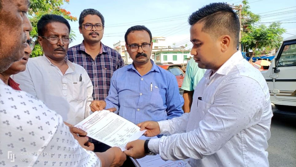 Journalist complains I বোকাখাতত সাংবাদিকৰ প্ৰতি অসৌজন্যমূলক আচৰণৰ প্ৰতিবাদত অৱস্থান ধৰ্মঘট 3 বোকাখাতত সাংবাদিক