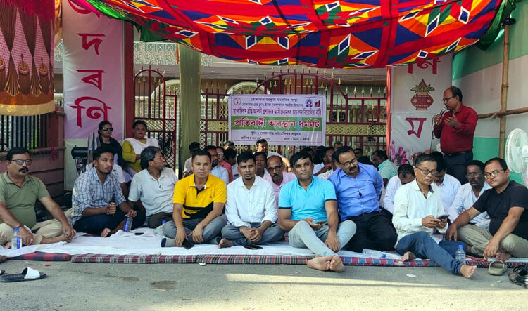 Journalist complains I বোকাখাতত সাংবাদিকৰ প্ৰতি অসৌজন্যমূলক আচৰণৰ প্ৰতিবাদত অৱস্থান ধৰ্মঘট 1 Journalist complains I বোকাখাতত সাংবাদিকৰ প্ৰতি অসৌজন্যমূলক আচৰণৰ প্ৰতিবাদত অৱস্থান ধৰ্মঘট