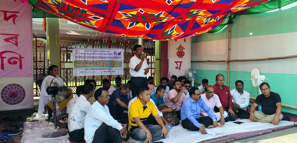 Journalist complains I বোকাখাতত সাংবাদিকৰ প্ৰতি অসৌজন্যমূলক আচৰণৰ প্ৰতিবাদত অৱস্থান ধৰ্মঘট 4 boka3 1 | ASSAM TIMES POST