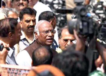 Congress president Mallikarjun Kharge I কৰ্ণাটকত খৰ্গেক হত্যাৰ ষড়যন্ত্ৰ! বিজেপি প্ৰাৰ্থীৰ অডিঅ' প্ৰকাশ কৰি অভিযোগ কংগ্ৰেছৰ 6 Congress president Mallikarjun Kharge I কৰ্ণাটকত খৰ্গেক হত্যাৰ ষড়যন্ত্ৰ! বিজেপি প্ৰাৰ্থীৰ অডিঅ’ প্ৰকাশ কৰি অভিযোগ কংগ্ৰেছৰ