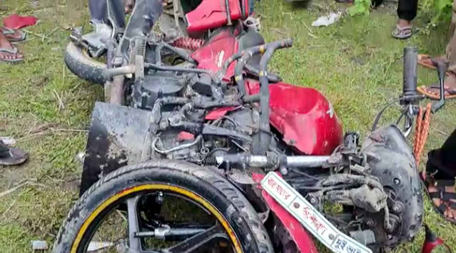 Road Accident I গোলকগঞ্জৰ ১৭নং ৰাষ্ট্ৰীয় ঘাইপথত ভয়ংকৰ পথ দুৰ্ঘটনা : তিনি বাইক আৰোহীৰ মৃত্যু 2 পথ দুৰ্ঘটনা