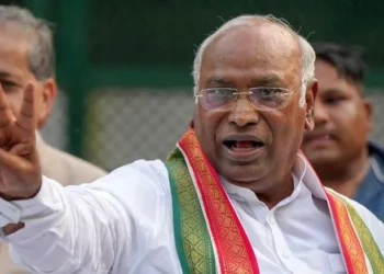 Mallikarjun Kharge conducts crucial meeting in Bengaluru as Congress surpasses total majority 7 Mallikarjun Kharge conducts crucial meeting in Bengaluru as Congress surpasses total majority