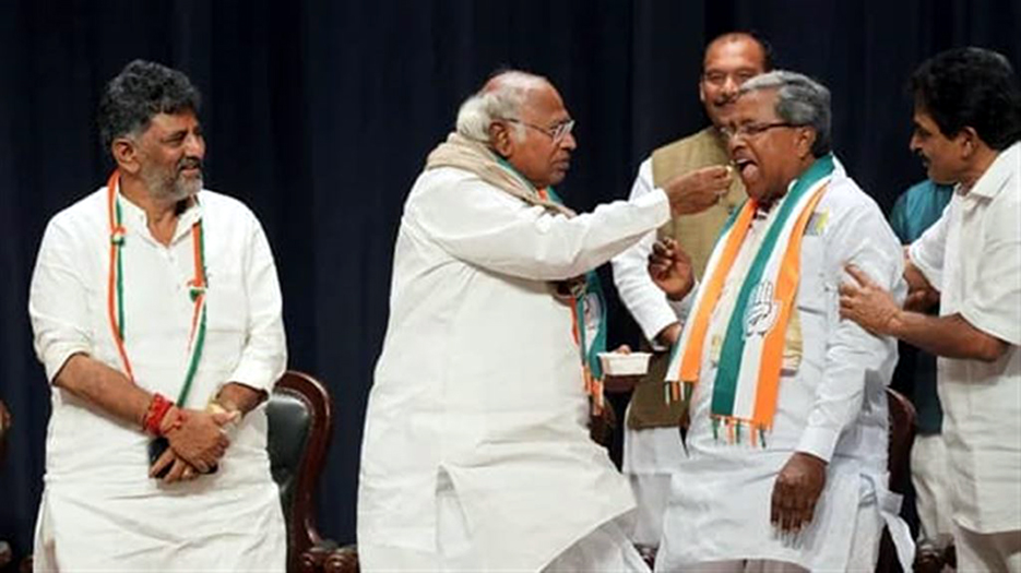 Karnataka govt formation I সিদ্দাৰমাইয়া-শিৱকুমাৰ, শপত গ্ৰহণলৈ আমন্ত্ৰণ কেইবাখনো ৰাজ্যৰ মুখ্যমন্ত্ৰী-বিৰোধী নেতাক 3 Karnataka