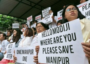Manipur Women Protest I মানৱতা কেতিয়াও দুৰ্বলতা নহয়; মণিপুৰত মহিলাৰ প্ৰতিবাদৰ বাবে পিছুৱাই যোৱা সন্দৰ্ভত সেনাৰ বক্তব্য